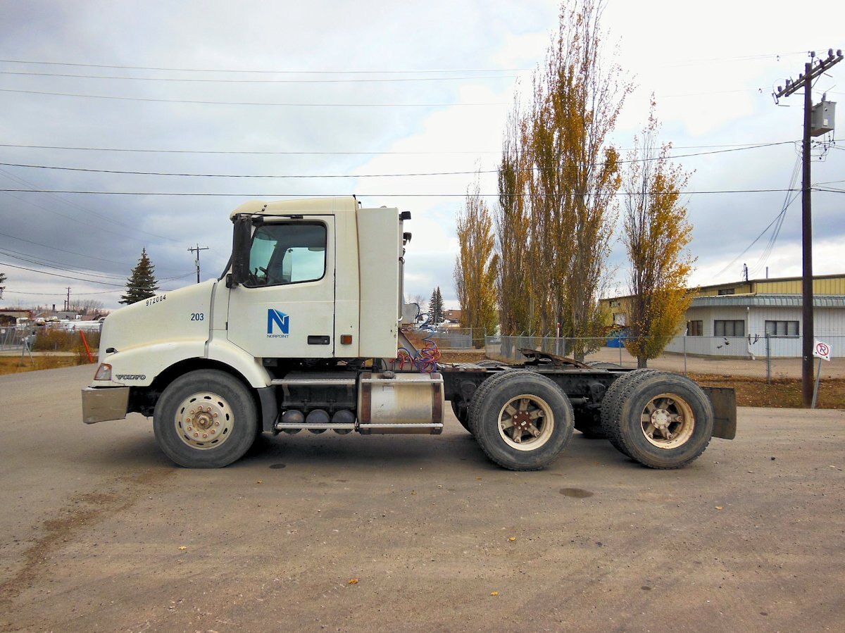 2000 Volvo VNM 6x4 T/A Day Cab Truck Tractor