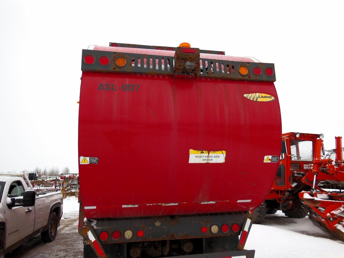 2011 International WorkStar 7400 T/A Garbage Truck