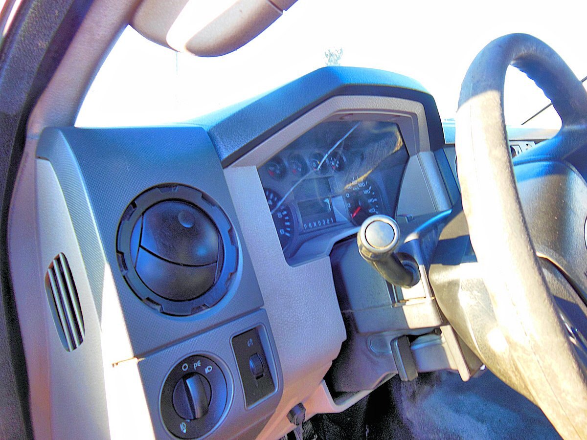 2010 Ford F350 XL SuperDuty 4x4 Crew Cab Flatbed truck