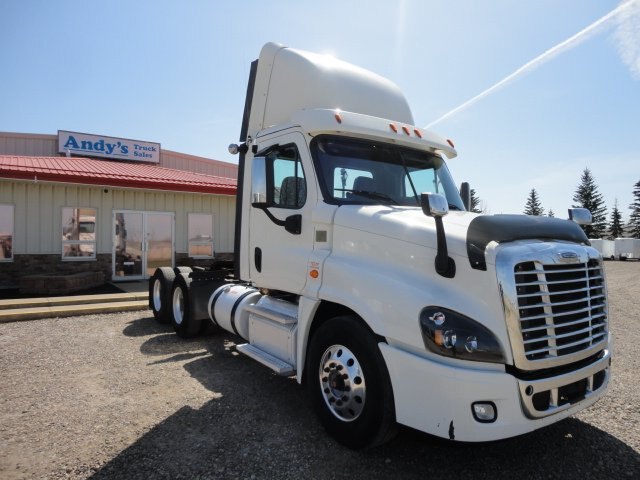 2018 FREIGHTLINER CASCADIA DAY CAB TRACTOR #7701