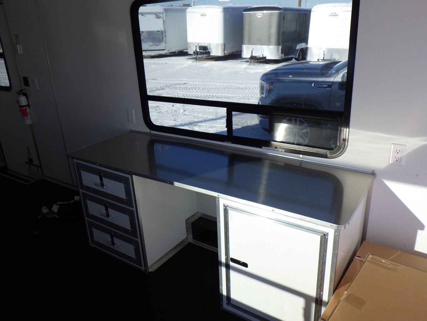 2024 CARGO MATE SILVER CROWN EDITION OFFICE TRAILER #494351