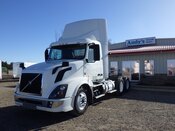 2017 VOLVO VNL64T300 DAY CAB TRACTOR #7794