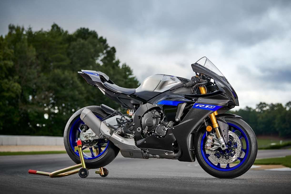 2022 Yamaha R1 Wallpaper