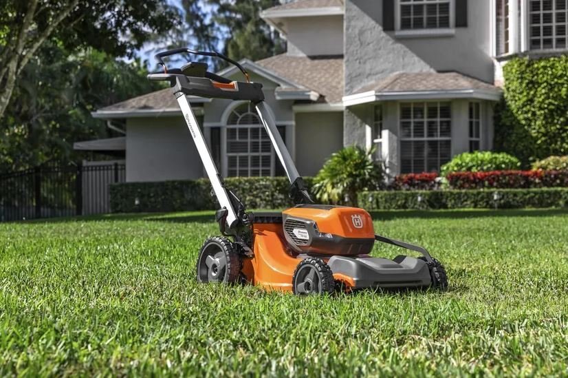 HUSQVARNA Lawn Xpert LE 322 without battery and charger