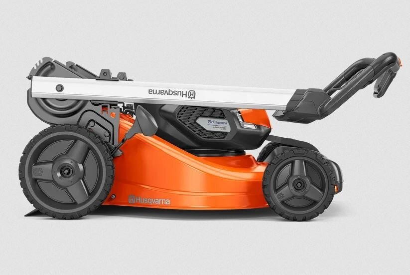 HUSQVARNA Lawn Xpert LE 322 with battery and charger