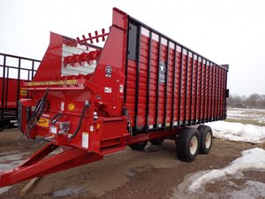 Meyer Manufacturing  RTX200 Front & Rear Unload Forage Box