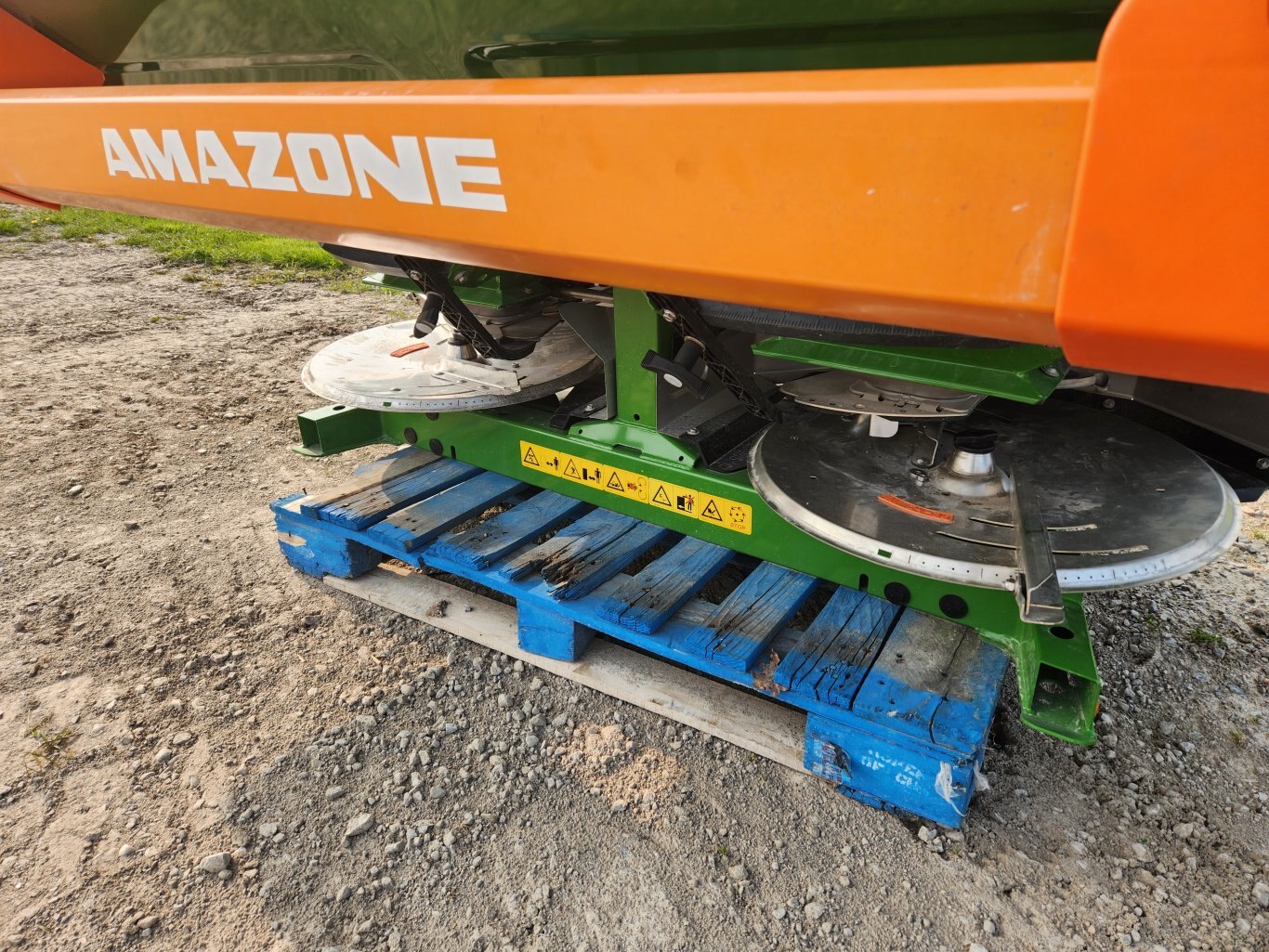Brand New Amazone ZAM1502 fertilizer spreader