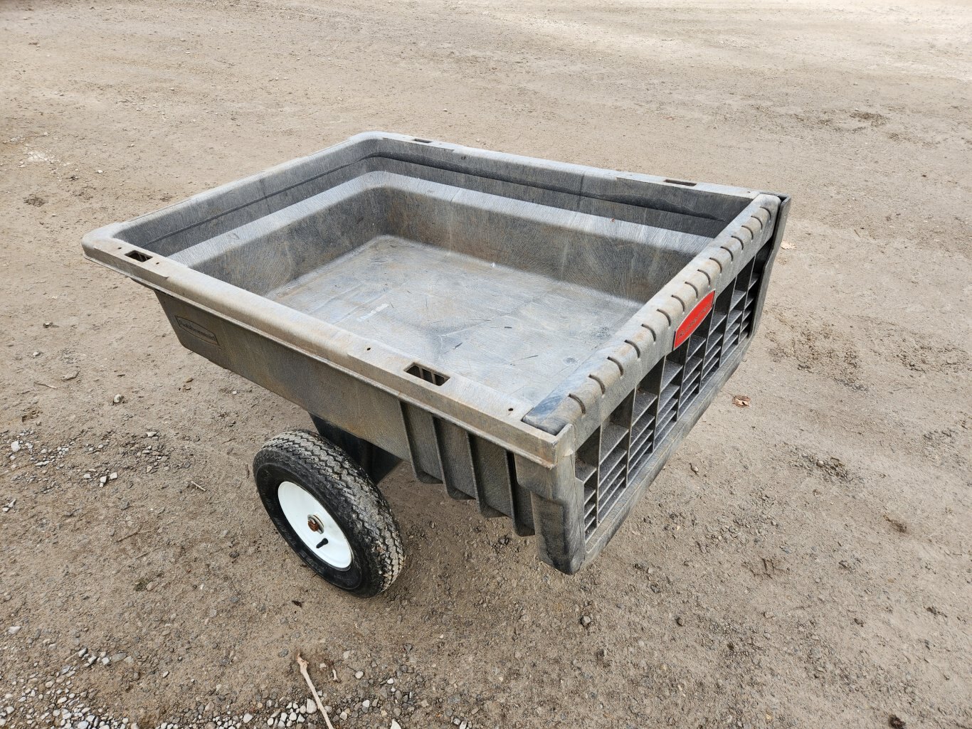 Rubbermaid dump trailer