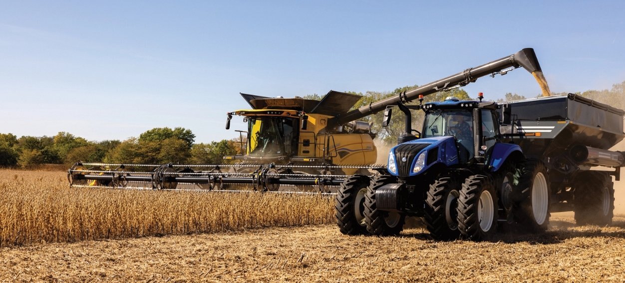 New Holland CR Series Twin Rotor® Combines CR8.90