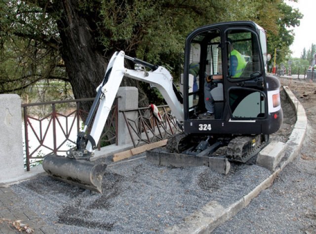 Mini Excavator - 1.7 ton, 8' 6''