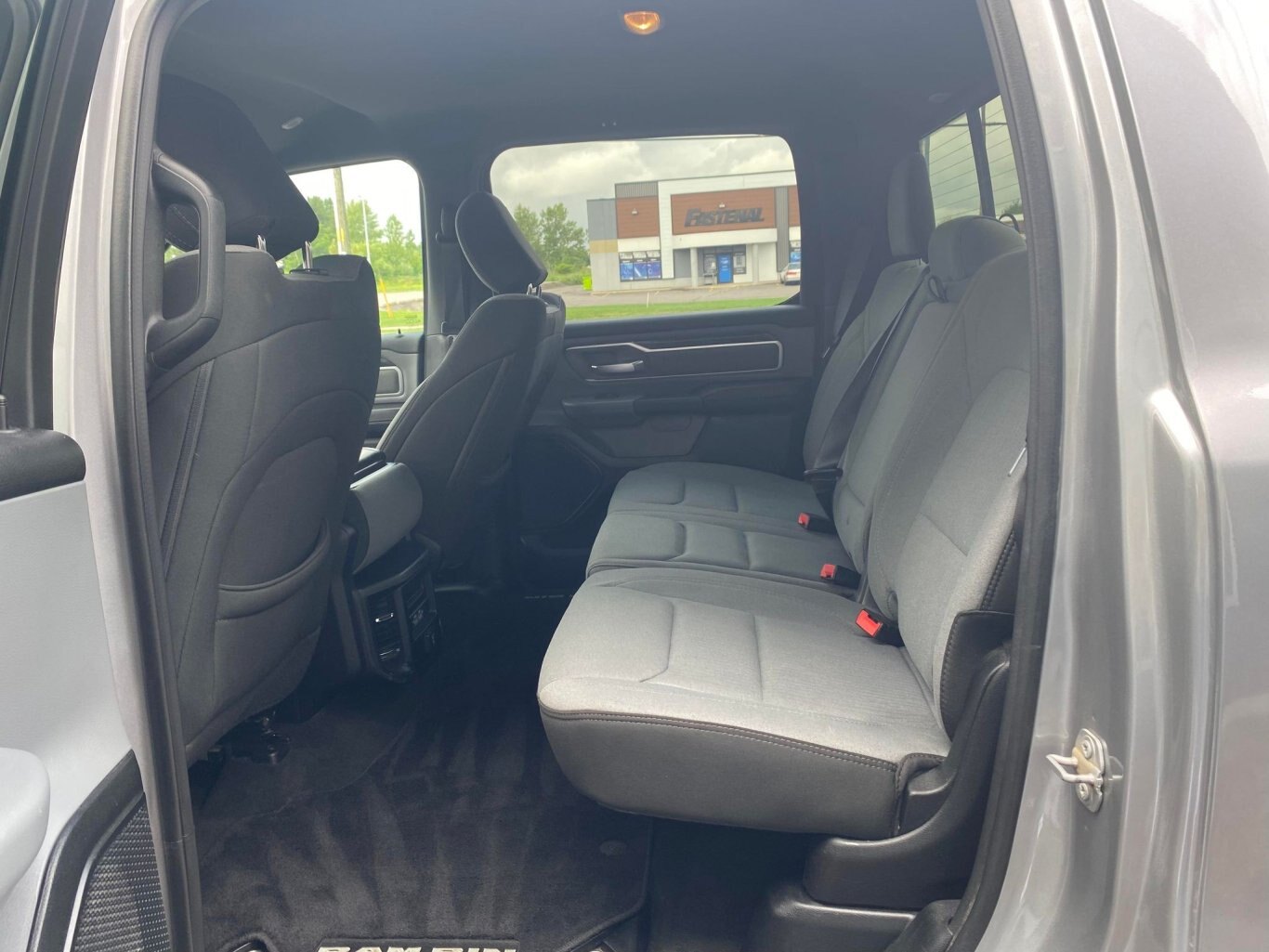 2021 DODGE RAM 1500 BIG HORN 4X4 CREW CAB WITH HEATED SEATS, HEATED STEERING WHEEL AND REAR VIEW CAMERA!! ( PREVIOUS RENTAL )
