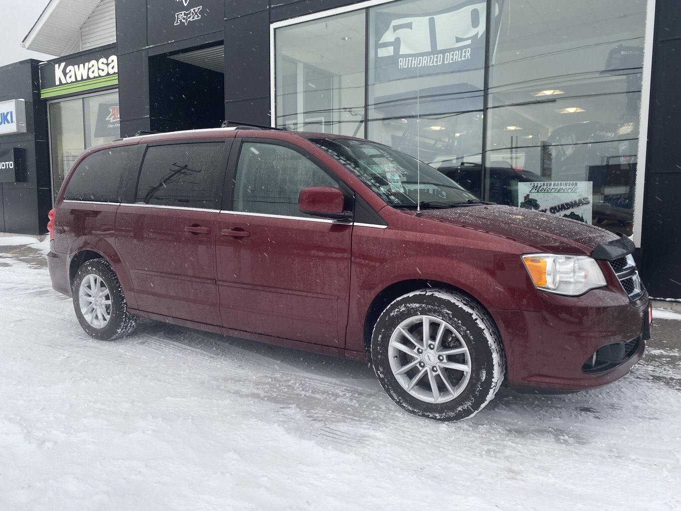 2017 DODGE GRAND CARAVAN SXT FRONT WHEEL DRIVE W/LEATHER SEATS, REMOTE START, STOW & GO, REAR VIEW CAMERA AND DVD PLAYER!