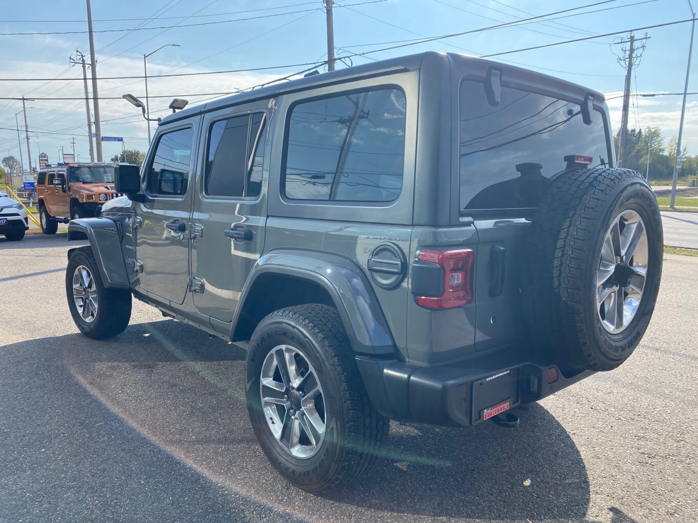 2020 JEEP WRANGLER UNLIMITED SAHARA 4X4 WITH LEATHER SEATS, HEATED SEATS, HEATED STEERING WHEEL, REAR VIEW CAMERA, REMOTE START AND NAVIGATION!!