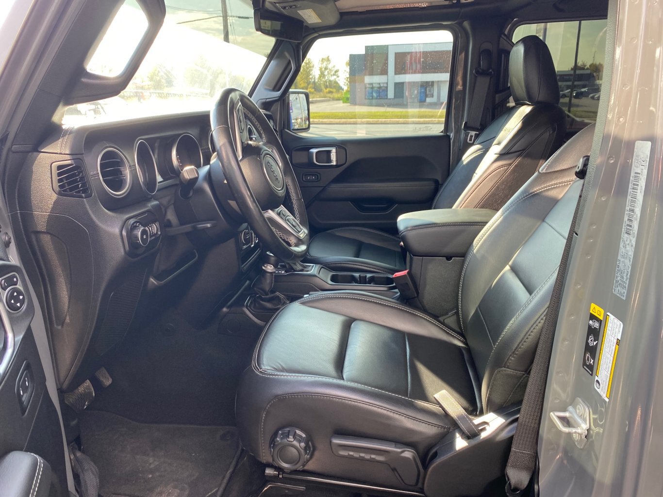 2020 JEEP WRANGLER UNLIMITED SAHARA 4X4 WITH LEATHER SEATS, HEATED SEATS, HEATED STEERING WHEEL, REAR VIEW CAMERA, REMOTE START AND NAVIGATION!!