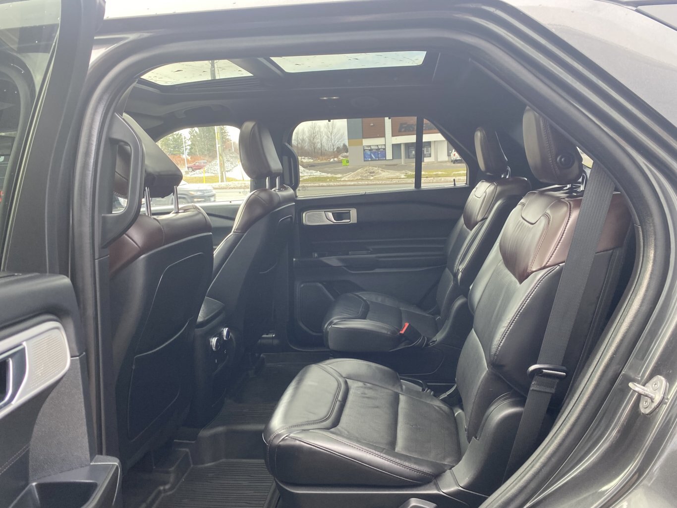 2020 FORD EXPLORER PLATINUM ECOBOOST 4WD 3RD ROW SEATING WITH SUNROOF, LEATHER SEATS, HEATED SEATS, HEATED STEERING WHEEL, REAR VIEW CAMERA, POWER TRUNK, NAVIGATION AND REMOTE START!!