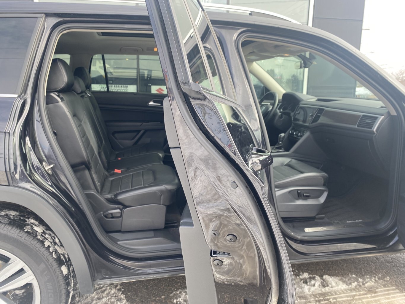 2019 VOLKSWAGEN ATLAS HIGHLINE R LINE PACKAGE AWD 3RD ROW SEATING WITH SUNROOF, LEATHER SEATS, HEATED SEATS, HEATED STEERING WHEEL, REMOTE START, POWER TRUNK, REAR VIEW CAMERA & NAVIGATION!!