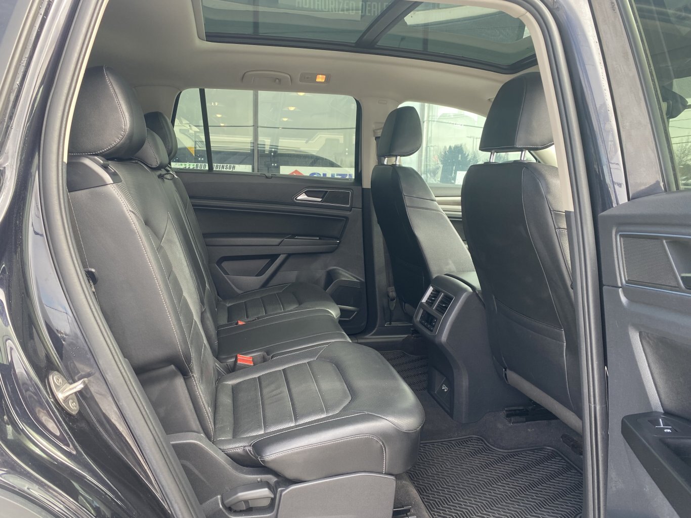 2019 VOLKSWAGEN ATLAS HIGHLINE R LINE PACKAGE AWD 3RD ROW SEATING WITH SUNROOF, LEATHER SEATS, HEATED SEATS, HEATED STEERING WHEEL, REMOTE START, POWER TRUNK, REAR VIEW CAMERA & NAVIGATION!!