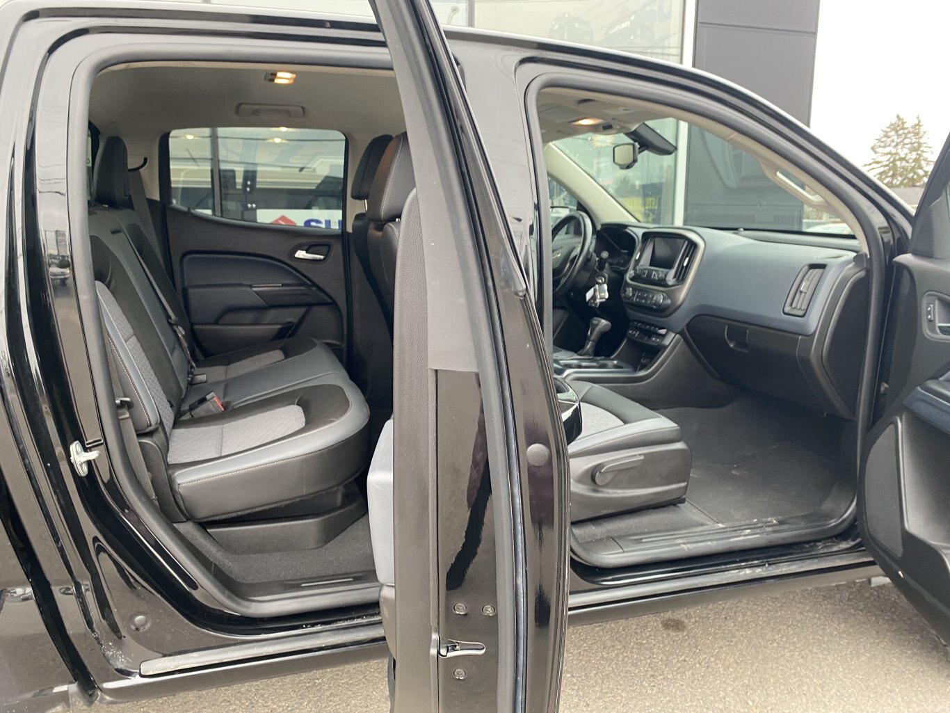 2021 CHEVROLET COLORADO Z71 4X4 CREWCAB WITH HEATED SEATS, HEATED STEERING WHEEL AND REAR VIEW CAMERA!!