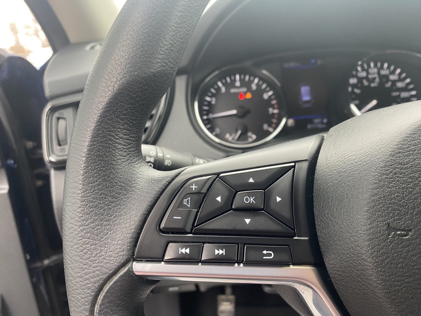 2018 NISSAN ROGUE SV AWD WITH HEATED SEATS AND REAR VIEW CAMERA!!