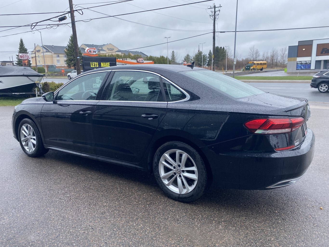 2021 VOLKSWAGEN PASSAT HIGHLINE FWD WITH SUNROOF, LEATHER SEATS, HEATED SEATS AND REAR VIEW CAMERA!!