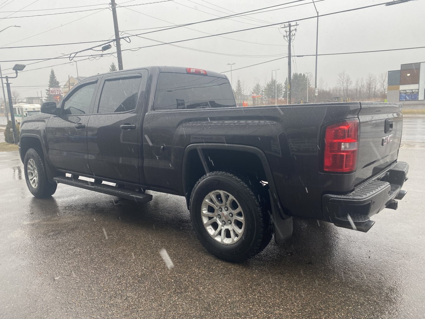 2015 GMC SIERRA SLE 4X4 CREW CAB WITH HEATED SEATS, REAR VIEW CAMERA AND ONSTAR NAV!!
