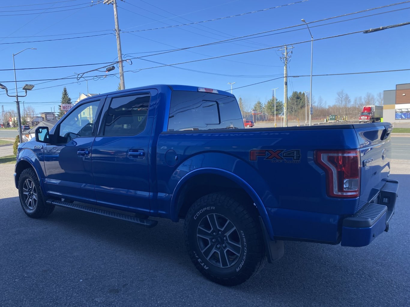 2015 FORD F 150 XLT/FX4 4X4 SUPER CREW WITH HEATED SEATS, REAR VIEW CAMERA AND NAVIGATION!!