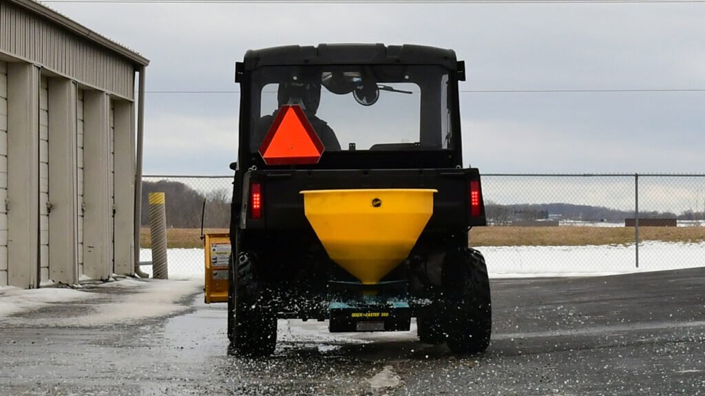 Fisher QUICK CASTER™ 300 TAILGATE BROADCAST SPREADER