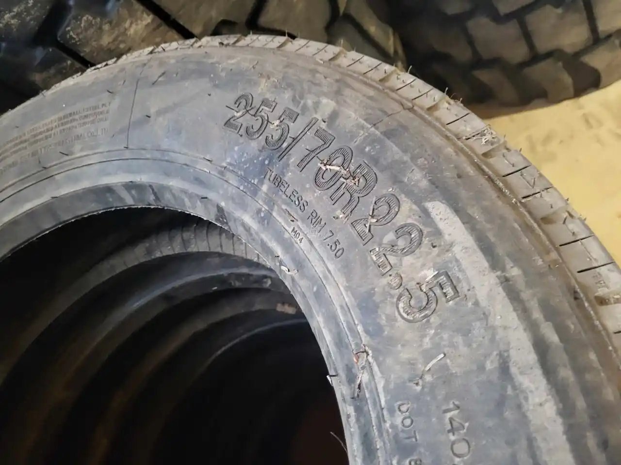 0 ***MANUFACTURER NOT SPECIFIED*** 255/70R22.5