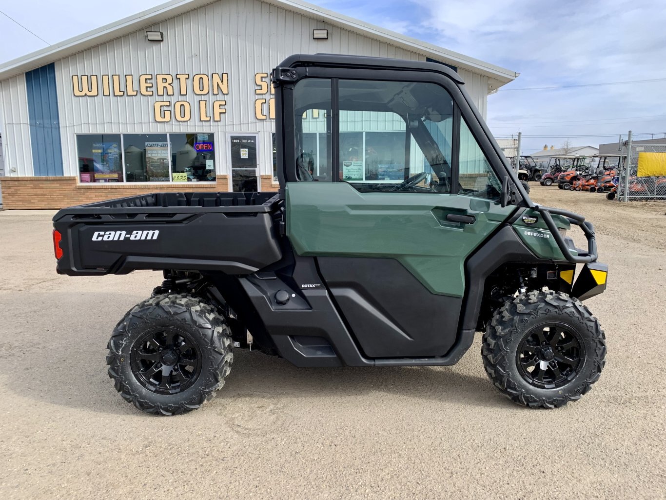 2024 Can Am Defender DPS HD9 with Heated Cab