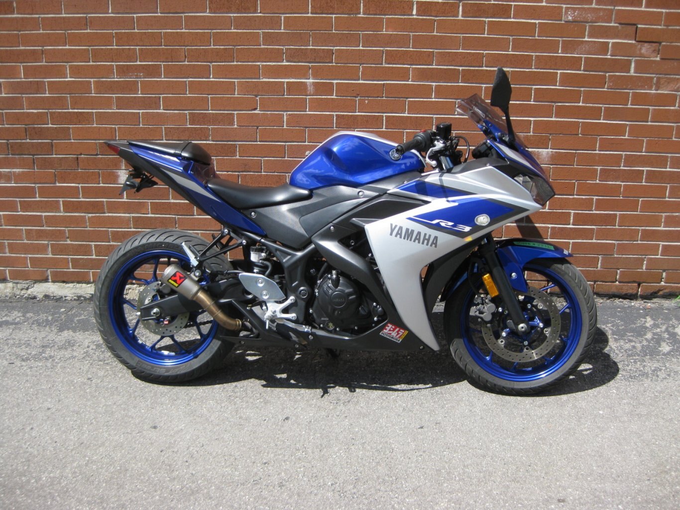 2015 Yamaha YZF R3 CONGRATULATIONS TO THE LEGEND – SIR JASON – ON ADOPTING THE LEGENDARY, MOTO GP, SUPERSPORT INSPIRED YAMAHA YZF R3 –   WHETHER CUTIN THROUGH CITY STREETS OR CARVIN THROUGH THE CANYONS YOU WILL HAVE SMILES FOR MANY MILES WITH THANKS FROM GARY & TEAM CYCLE WORLD!!!!