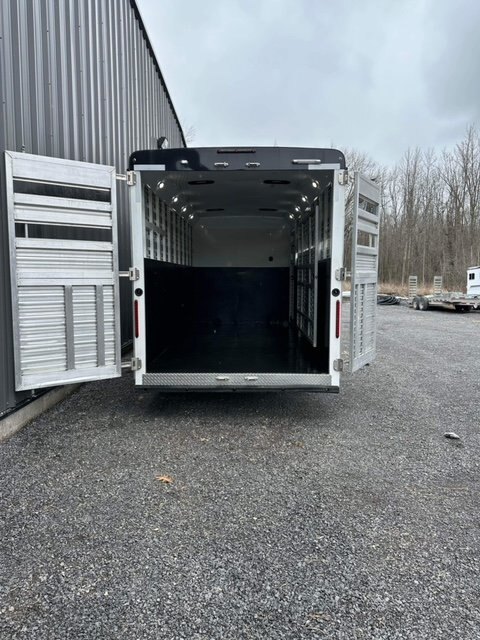 2023 USED TRAILHAND HORSE TRAILER, 7000GVWR 