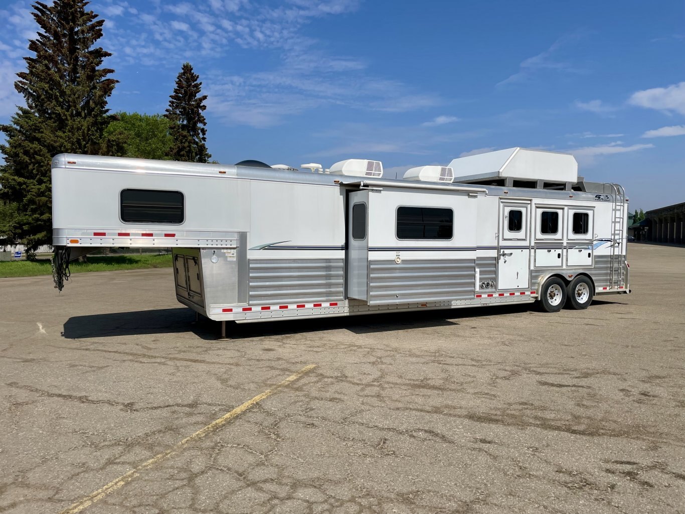 2012 4-STAR T/A HORSE TRAILER W/ LIVING QUARTERS *FINANCING AVAILABLE!*