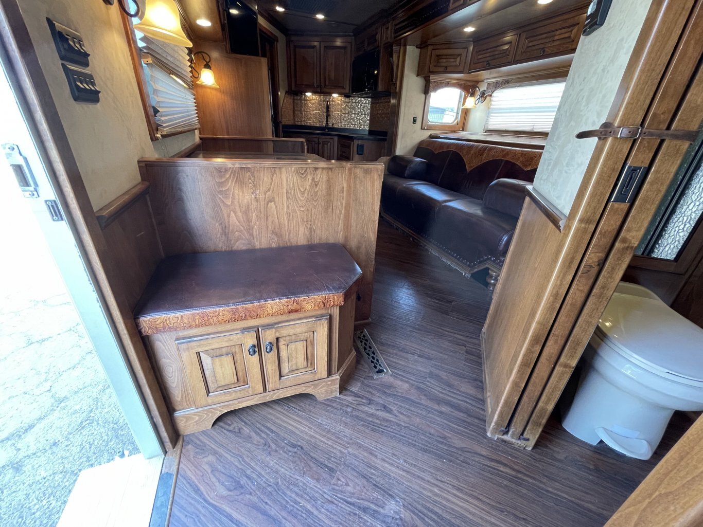 2012 4 STAR T/A HORSE TRAILER W/ LIVING QUARTERS *FINANCING AVAILABLE!*