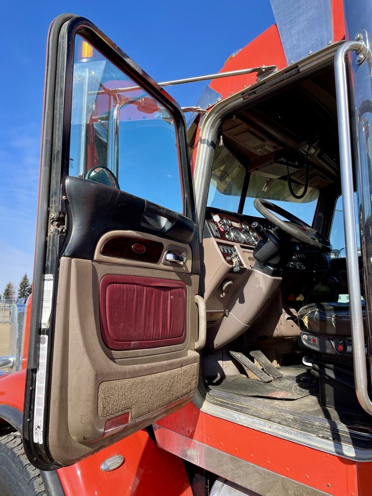 2014 Peterbilt 367 Tridrive Truck Tractor w/Auto