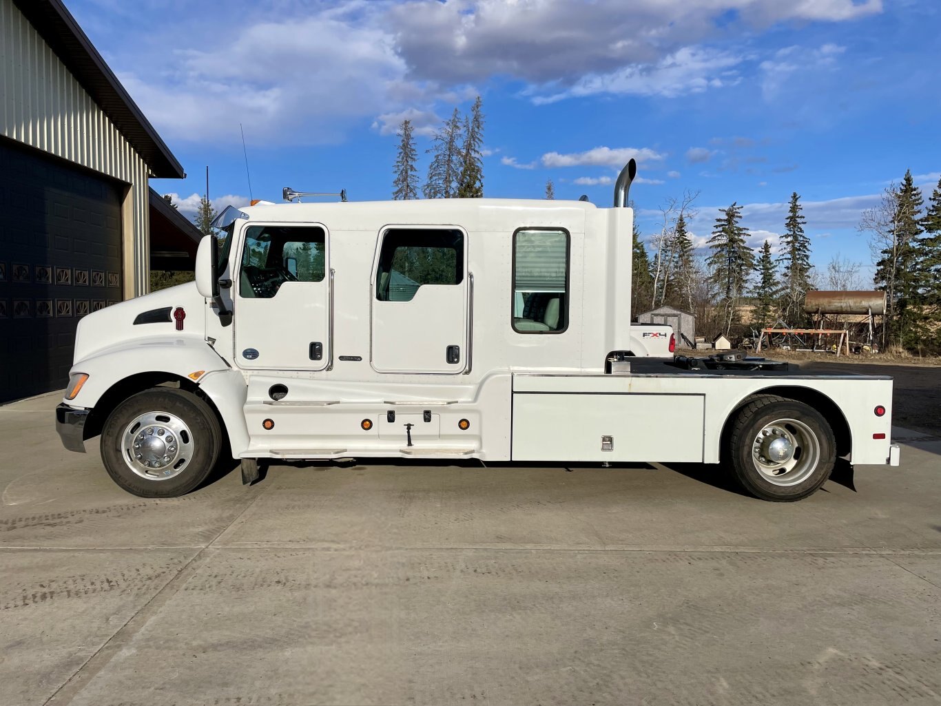 2010 Kenworth 270 Sport Chassis 4x2 Truck