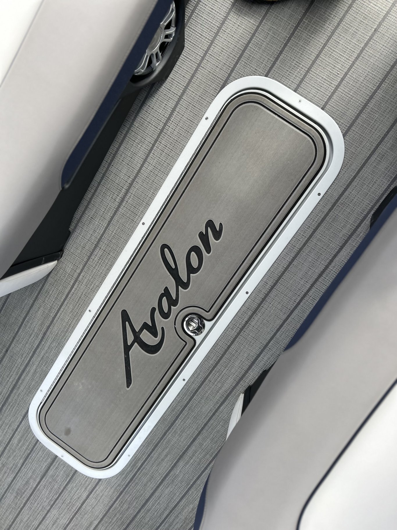 2023 Avalon Excalibur Quad Lounge Pare-brise 25 PI